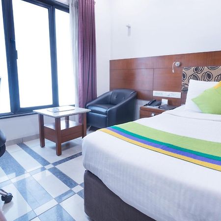 Treebo Ambassador Hotell Ahmedabad Exteriör bild