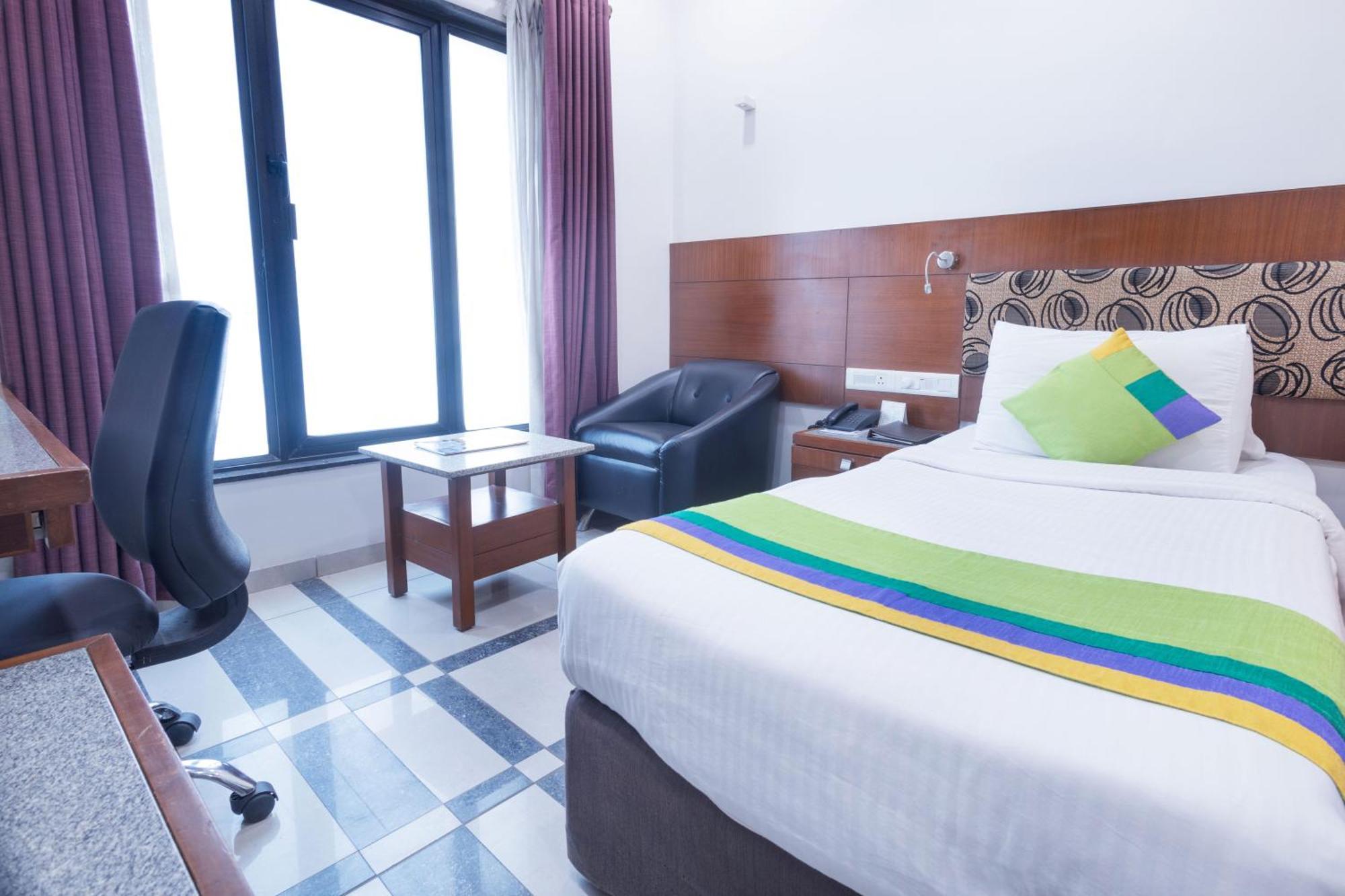 Treebo Ambassador Hotell Ahmedabad Exteriör bild