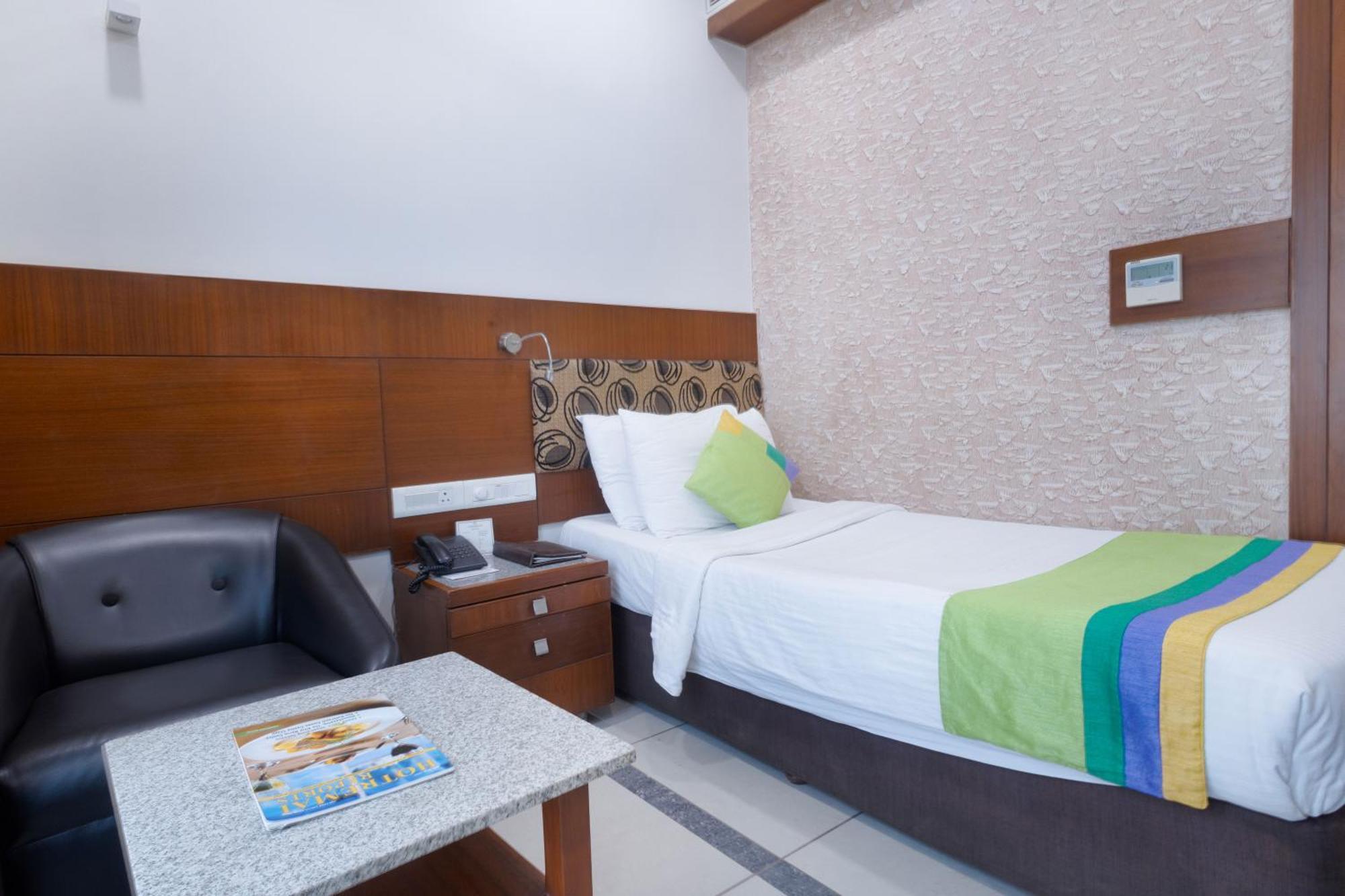 Treebo Ambassador Hotell Ahmedabad Exteriör bild