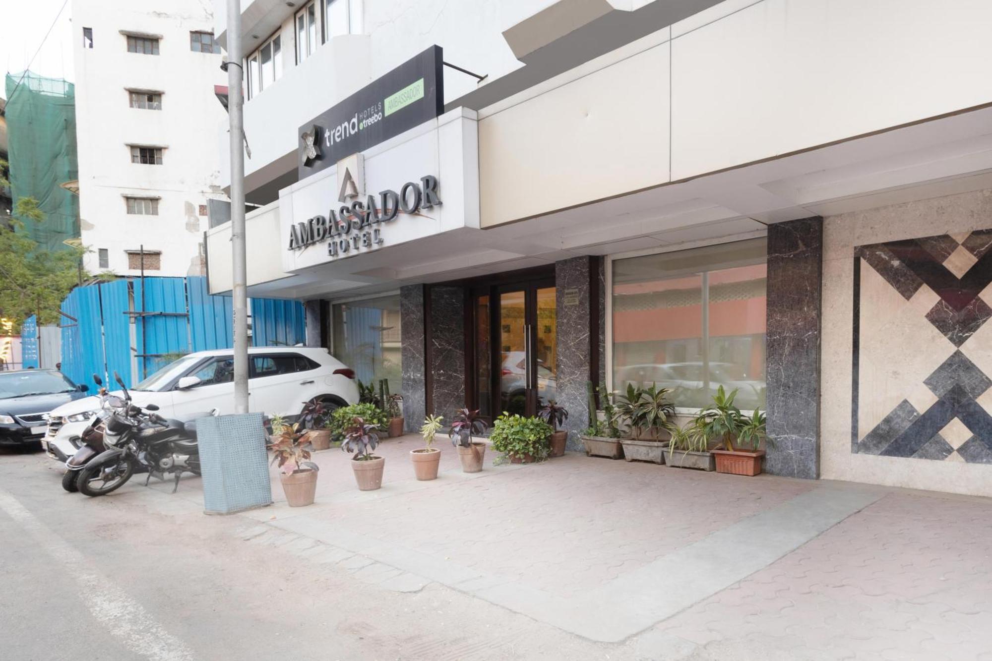 Treebo Ambassador Hotell Ahmedabad Exteriör bild
