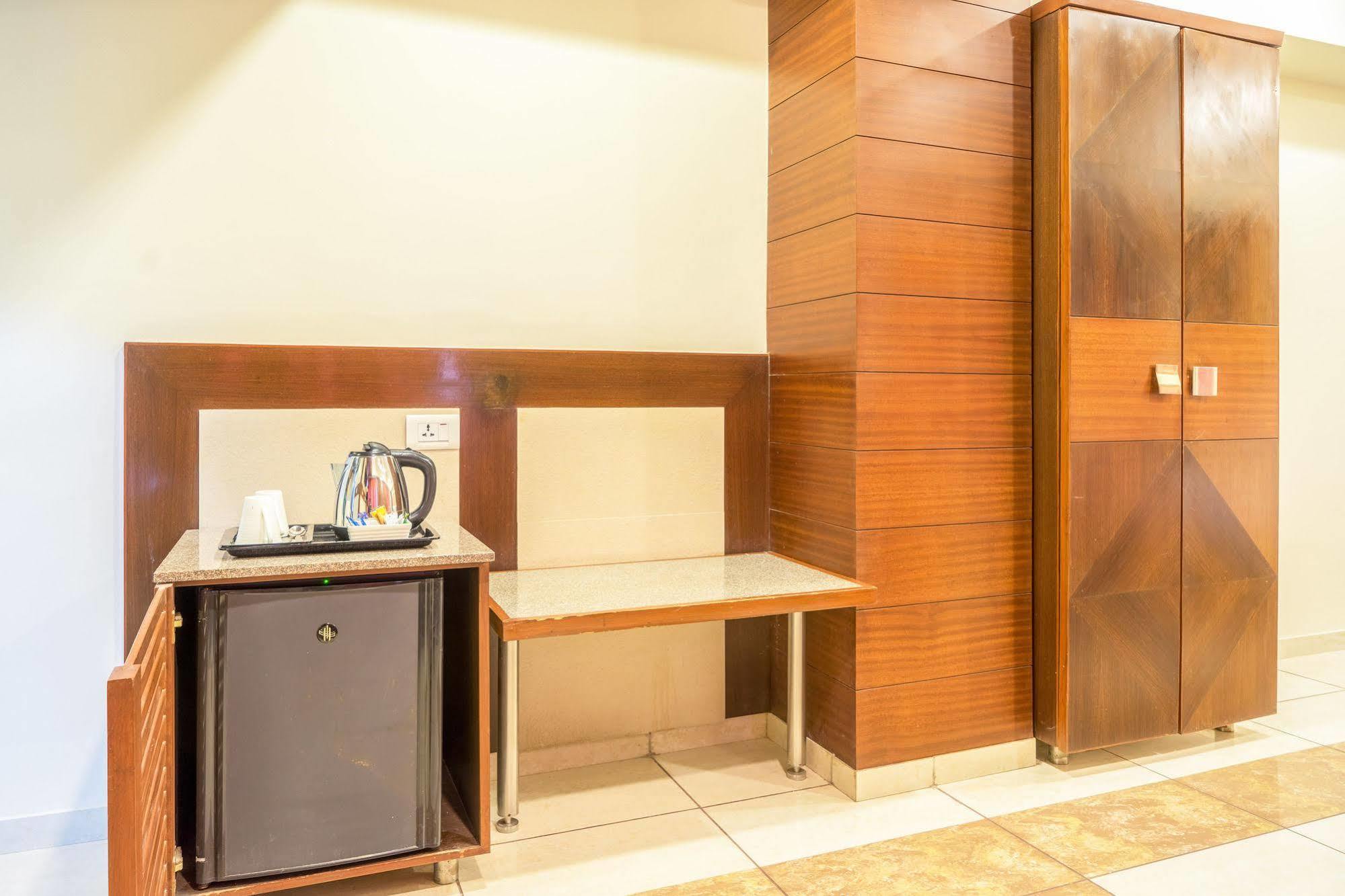 Treebo Ambassador Hotell Ahmedabad Exteriör bild