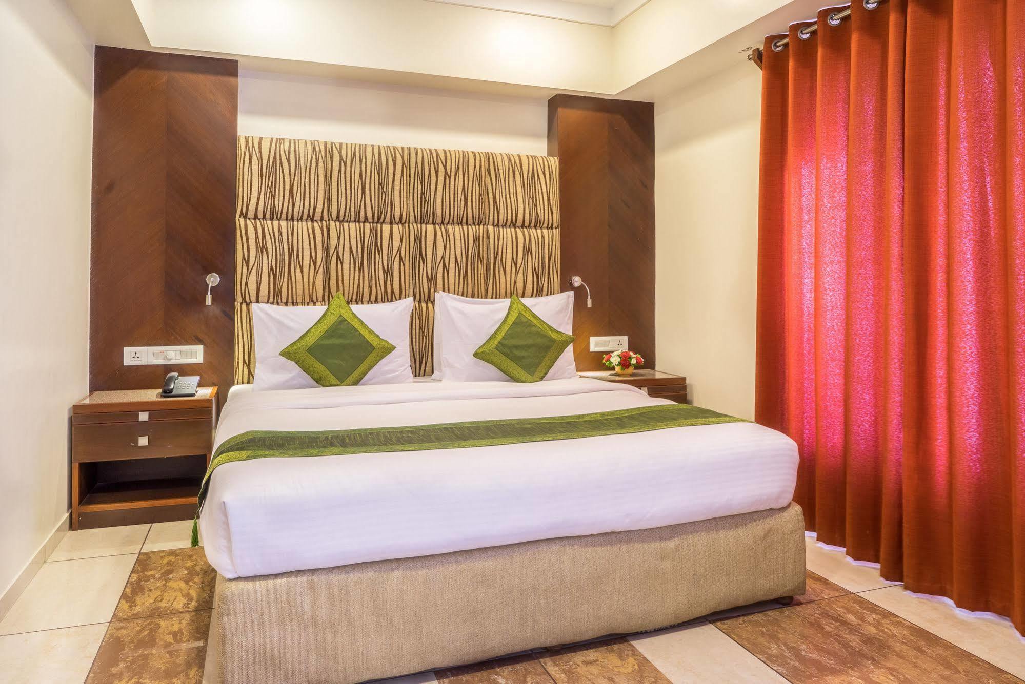 Treebo Ambassador Hotell Ahmedabad Exteriör bild