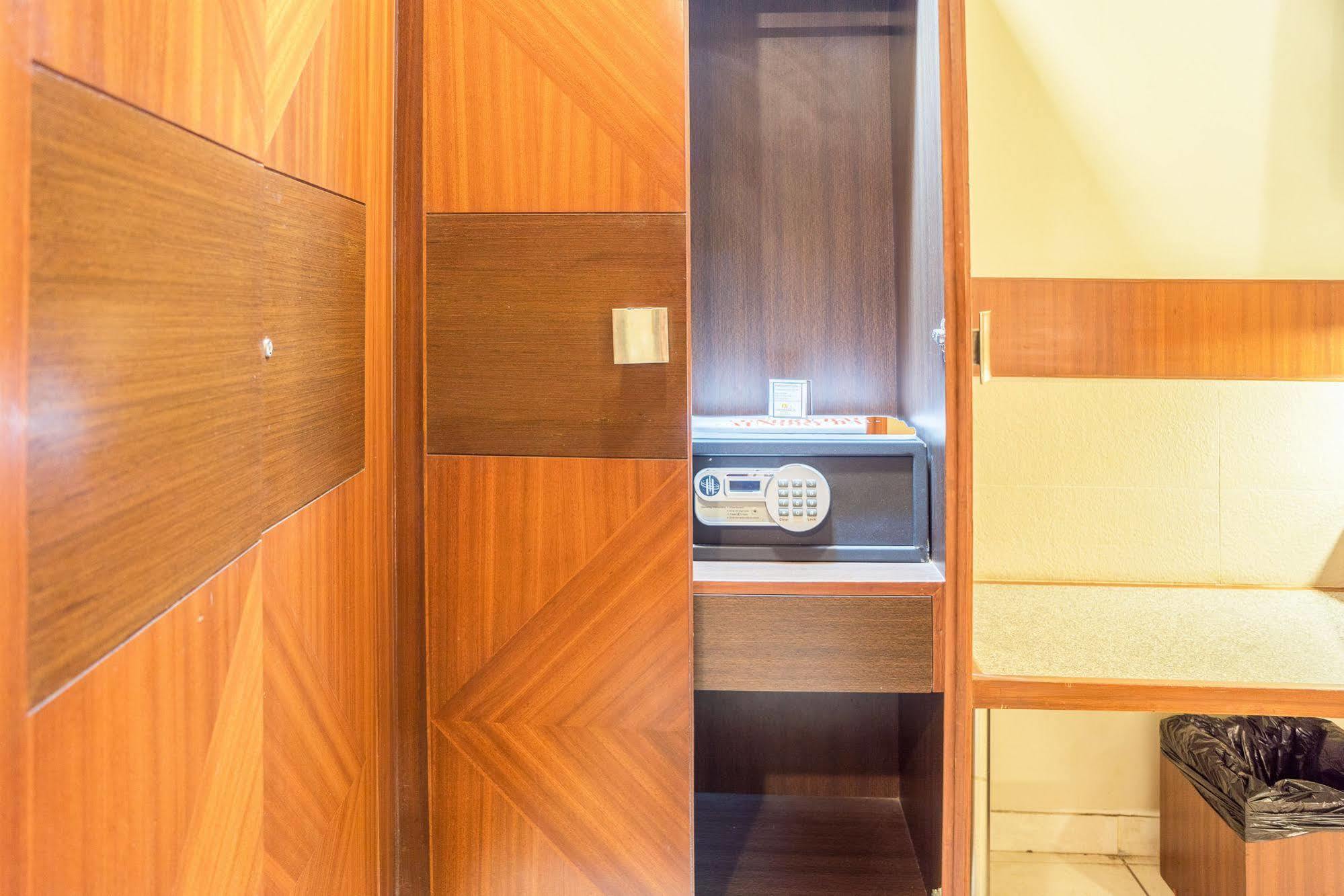 Treebo Ambassador Hotell Ahmedabad Exteriör bild